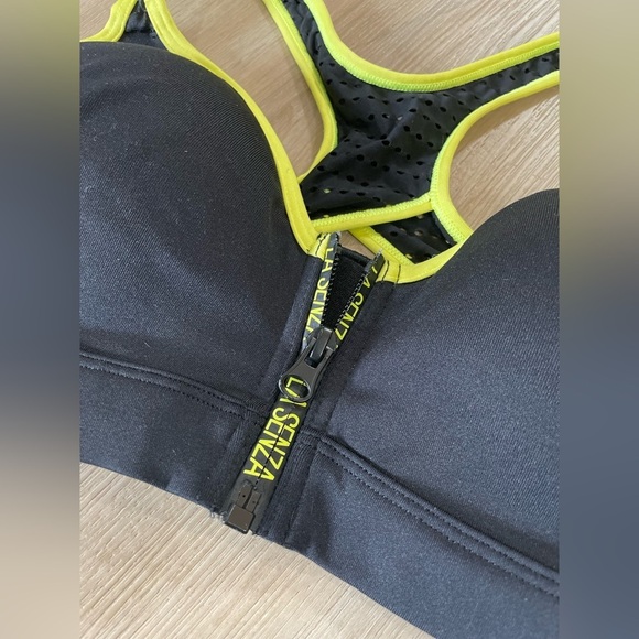 LA SENZA Black & Yellow zip-up Sports bra with crisscross back. Size Small - Picture 4 of 8